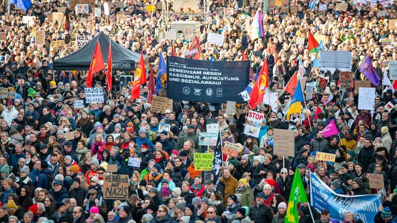 Hunderttausende bei Demos gegen rechts Mit Fahnen und Plakaten stehen die Demonstrierenden auf der Ludwig-Erhard-Straße in der Hamburger Innenstadt.