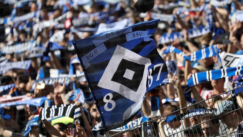 Mit Fanschals und Fahnen dokumentieren HSV-Fans ihre Identifikation mit dem Club.