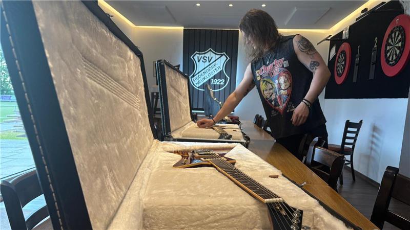 Tribut an AC/DC: Wie ein Buxtehuder auf der Bühne zur Rocklegende wird Mit Feingefühl packt Luca Rosnau seine Gitarren wieder in die gepolsterten Transportkoffer.