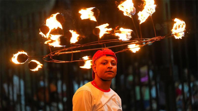 Mit Feuer auf dem Kopf: Ein Darsteller nimmt bei einer Prozession zum Esala-Perahera-Fest teil.