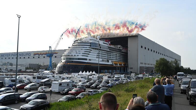 Mit Feuerwerk hat die „Disney Destiny“ am Samstag die Werft-Bauhalle verlassen.