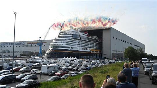 Mit Feuerwerk hat die „Disney Destiny“ am Samstag die Werft-Bauhalle verlassen.