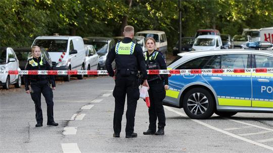 Mit Flatterband sperrt die Polizei die Plöner Straße in Hamburg-Altona.