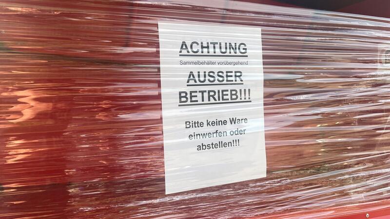 Notstand: DLRG sperrt alle Kleidercontainer im Kreis Stade Mit Folie und Schildern verklebt: Die Altkleider-Container der DLRG sind derzeit im ganzen Landkreis gesperrt.