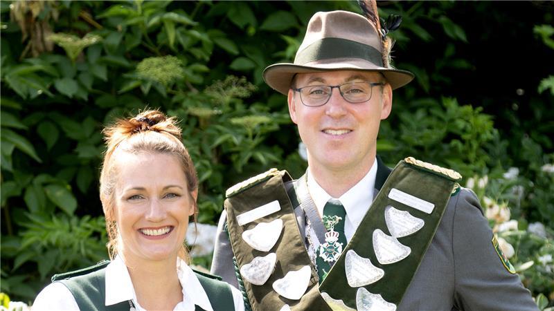 Große Sause im Dorf: Kutenholzer Schützen feiern Jubiläum mit Sternmarsch Mit Freude dabei: König Markus Hatecke und seine Königin Annika führten das Dornbuscher Schützenvolk souverän durch das nun ablaufende Regentschaftsjahr.