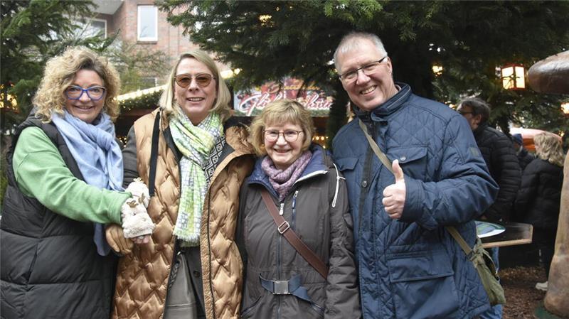 Trotz des Schmuddelwetters: Dichtes Gedränge in der Buxtehuder Altstadt Mit Freunden treffen und den "letzten" Glühwein genießen, bevor der Weihnachtsmarkt seine Tore schließt: Regina Stechmann, Annette Dohrn und Lydia und Dirk Vitow.
