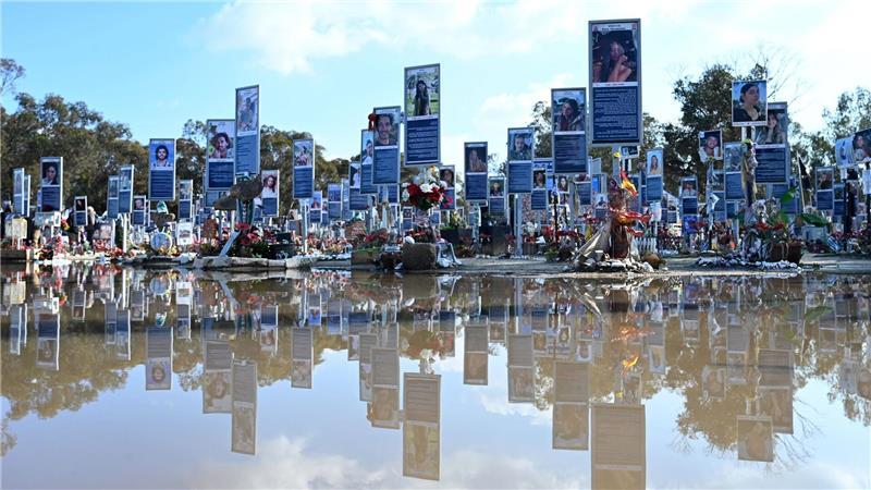 Mit Gedenktafeln wird an die Opfer erinnert.