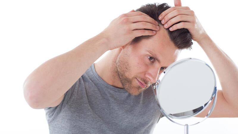 Haarausfall: Was können Männer tun? Mit Geheimratsecken fängt es oft an: Das Thema Haarverlust beschäftigt viele Männer.