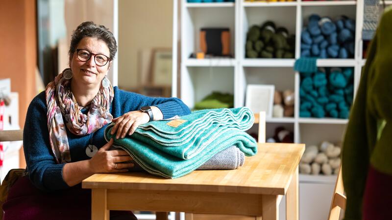 Mit Geldern aus EU-Töpfen werden viele Initiativen unterstützt. So auch Ute Luft die sich in Lüchow eine Werkstatt zum Stricken mit Schafwolle eingerichtet hat.