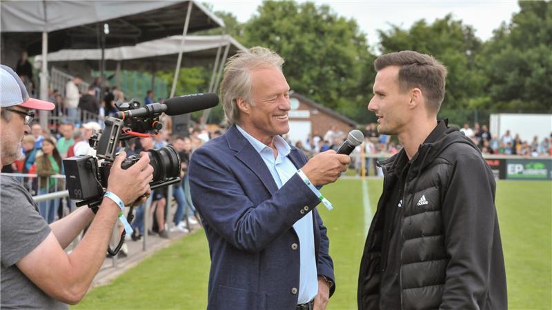 Gerhard Delling interviewt Claus Costa.