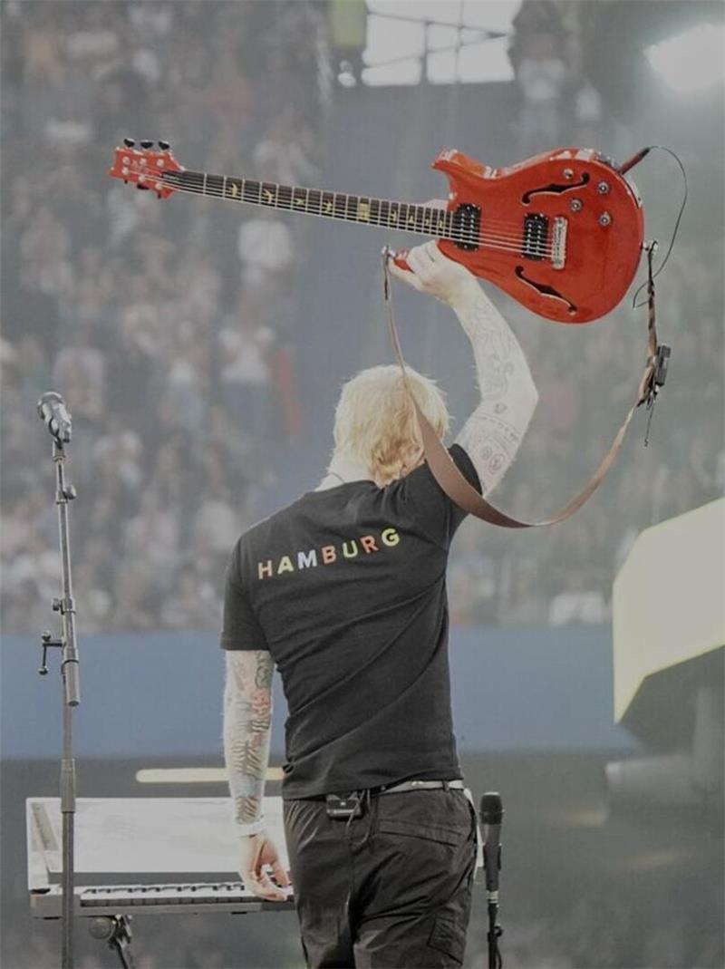 Hamburg steht Kopf wegen Ed Sheeran - viele Fans aus der Region feiern mit Mit Gitarre, Loop-Station und Band begeistert Ed Sheeran im ausverkauften Volksparkstadion.