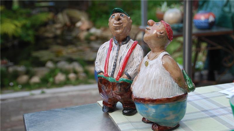 Raus aus dem Alltagstrott: Gemeinsames Töpfern als Therapie Mit Goldkettchen und Hosenträgern: zwei dekorative Hingucker