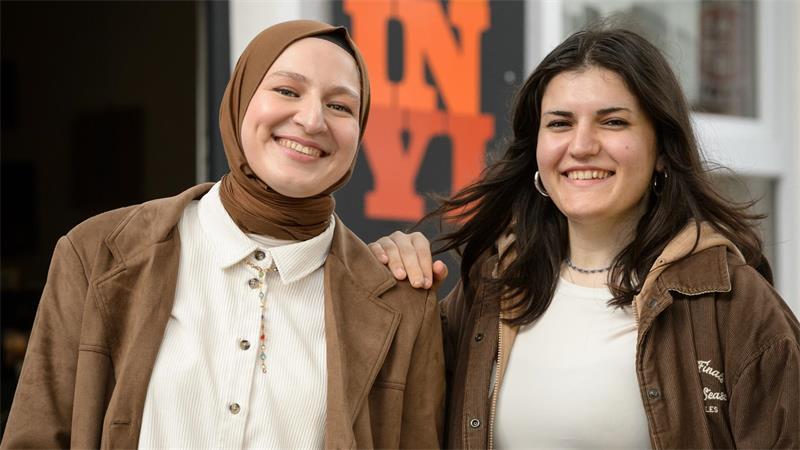 Mit Gülnihal und Ümmühan kommen zwei junge Musikerinnen auf die Isovinyl-Bühne, die ihr deutsch-türkisches Lebensgefühl musikalisch zum Ausdruck bringen.