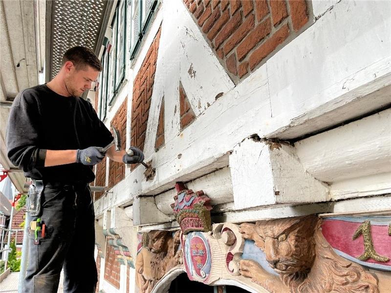 Mit Hammer und Stechbeitel: Lukas Mahnke von der Zimmerei Helmcke restauriert die Fassade des Rathauses in Jork. Fotos: Vasel