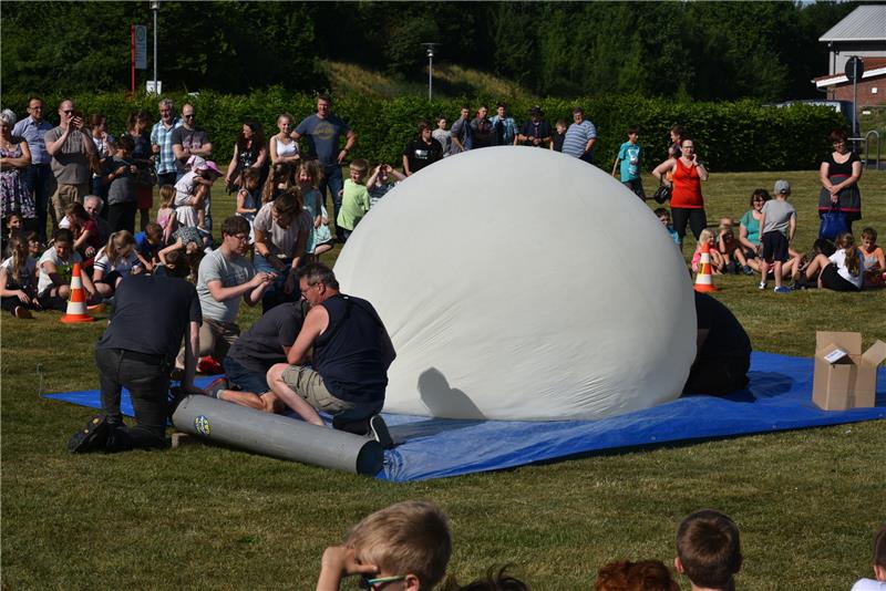 Mit Helium gefüllt, soll der Wetterballon starten. Doch der Wind ist zu stark. Ein Seil reißt, die Messinstrumente bleiben am Boden. Bald gibt es einen neuen Versuch.  Foto Beneke