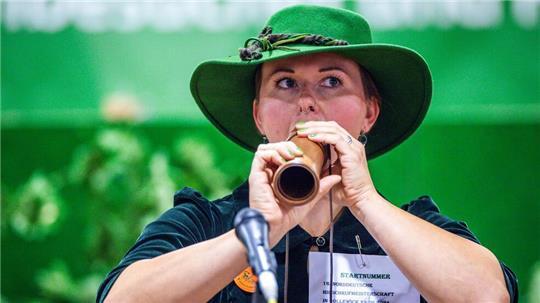 Mit Henriette Keuffel aus Mecklenburg-Vorpommern nimmt erstmals eine Frau an der Norddeutschen Hirschrufermeisterschaft teil.