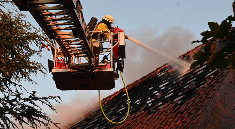 Brandstiftung in Bützfleth? Einfamilienhaus brennt Großbrand in Bützfleth