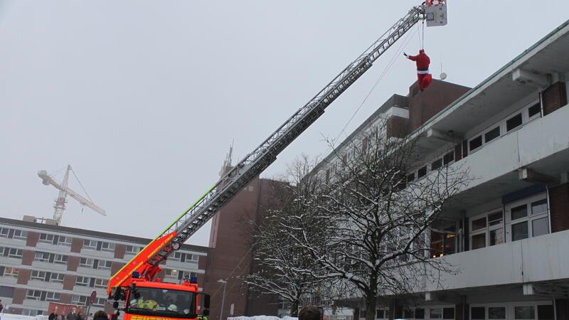 Nikolaus in luftiger Höhe lässt Kinderaugen im Elbe Klinikum erstrahlen Mit Hilfe der Drehleiter schwebte der Nikolaus ein.