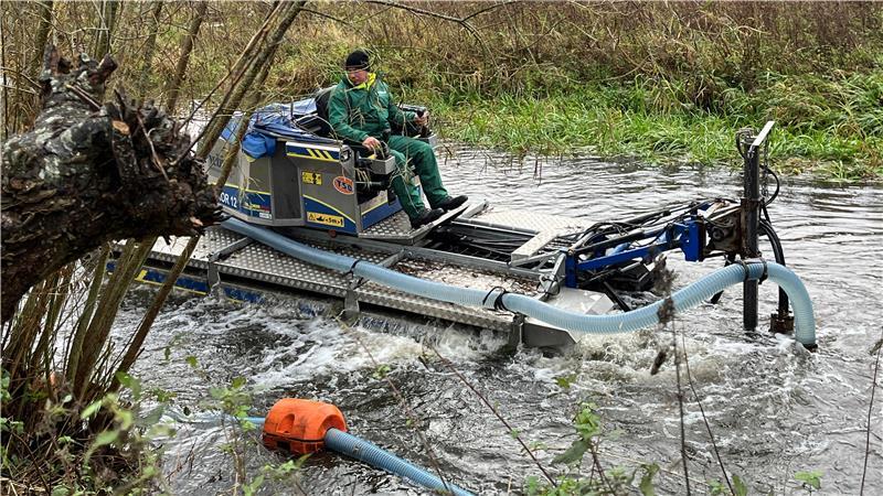 Amphibienfahrzeug auf der Aue: T50 kämpft gegen die Verstopfung Mit Hilfe des Amphibienfahrzeugs Truxor T-50 wird die Aue ausgebaggert.