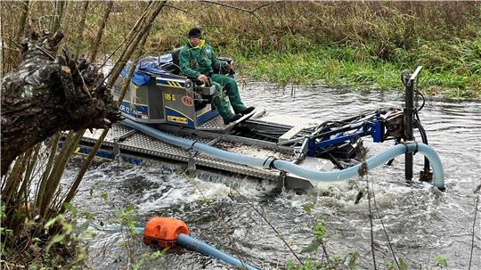 Mit Hilfe des Amphibienfahrzeugs Truxor T-50 wird die Aue ausgebaggert.