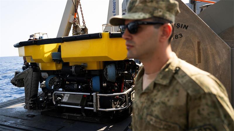 Mit Hilfe des türkischen Schiffes TCG Isin (A-583) soll das Wrack des am Sonntag gesunkenen Katamarans untersucht werden.