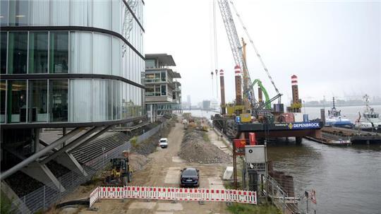 Mit Hilfe einer großen Hubinsel wird eine neue Spundwand aus 85 großen Tragrohren gebaut.