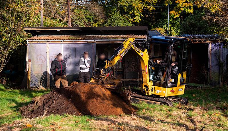 Volkspark: Spurensuche nach vermisster Hilal bleibt ergebnislos Mit Hilfe eines Baggers suchen Ermittler im Altonaer Volkspark auf dem Gelände eines Kleingartens nach Spuren zu dem seit 1999 vermissten Mädchen Hilal. Foto: Daniel Bockwoldt/dpa - ACHTUNG: Die Personen wurden auf Wunsch der Polizei gepixelt
