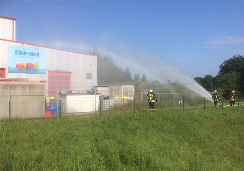 Mit Hilfe eines Wasserwerfers versuchen Feuerwehrleute die Ammoniakflaschen im gebäude der Elbe-Obst Fruchtverarbeitung zu kühlen. Foto Vasel