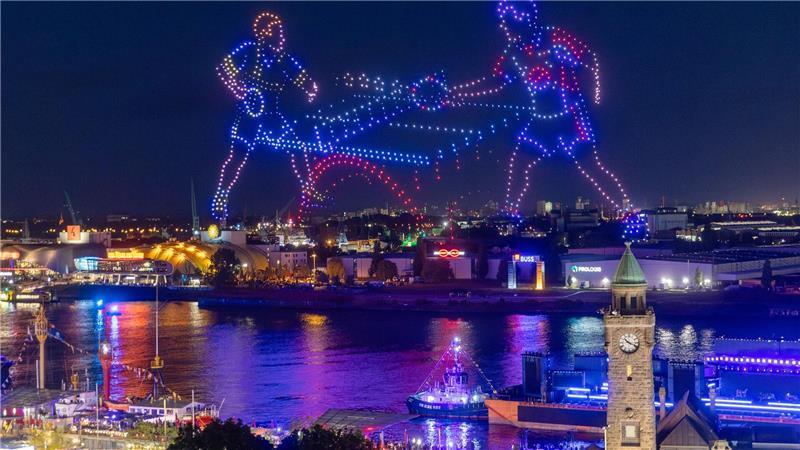 Hafengeburtstag mit weniger Besuchern als in Vorjahren Mit Hilfe von 1.110 Drohnen entstanden Werbebilder für Olympia am Himmel über dem Hamburger Hafen.