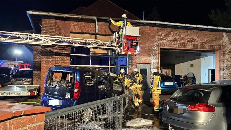 Pkw in Flammen: Feuerwehr rettet Wohn- und Werkstattgebäude in Stade Mit Hilfe von Drehleiter und Wärmebildkamera suchen Einsatzkräfte nach Glutnestern im Dach.