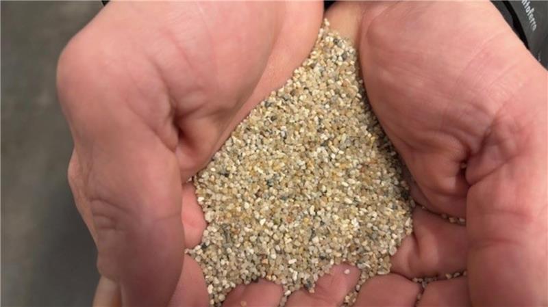 Mit Hilfe von diesem Kies werden die unerwünschten Bodeninhaltsstoffe Eisen und Mangan aus dem Grundwasser herausgefiltert.