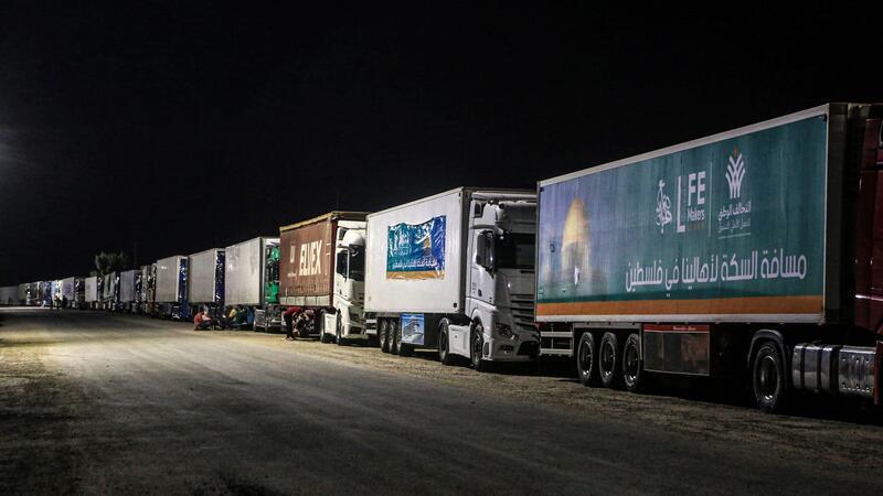 Zwei Hamas-Geiseln frei - „Gipfel für den Frieden“ in Kairo Mit Hilfsgütern beladene Lastwagen warten in der Nähe des Grenzübergangs Rafah in Ägypten auf die Überfahrt nach Gaza.