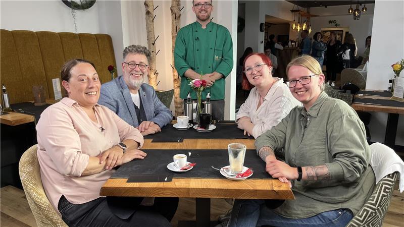 „Mein Lokal, Dein Lokal“: Wer den Wochensieg im Stader Nachbarkreis holt Mit Ilir (Bildmitte) und seinem Ristorante D‘Oro endet am 17. Oktober die „Mein Lokal, Dein Lokal“-Woche aus dem Cuxland. Als Kritikerinnen und Kritiker sitzen Adriana (von links), Claus, Jasmin und Dominique am Tisch.