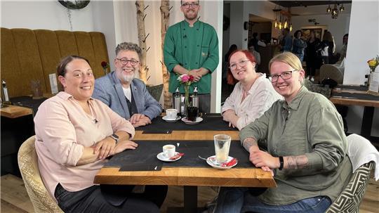 Mit Ilir (Bildmitte) und seinem Ristorante D‘Oro endet am 17. Oktober die „Mein Lokal, Dein Lokal“-Woche aus dem Cuxland. Als Kritikerinnen und Kritiker sitzen Adriana (von links), Claus, Jasmin und Dominique am Tisch. 