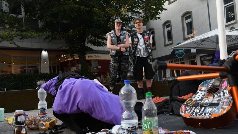 Vor Protestcamp 3.0 - erste Punks auf Sylt angekommen Mit Isomatte und Rucksack sind Ente und Phil nach Sylt gereist.