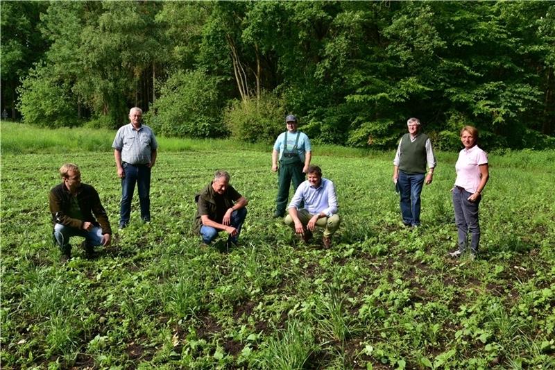 Mit Jägern und Landwirten besucht Oliver Grundmann eine Blühwiese in Deinste. Foto: Beneke