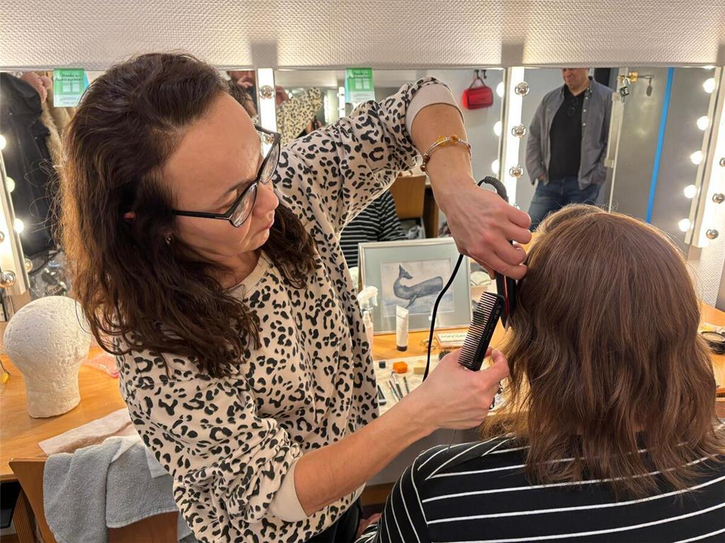 Mit Kamm und Glätteisen verpasst die Maskenbildnerin Charlies Frisur den letzten...