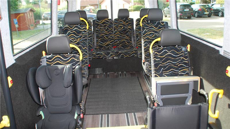 Mit Kindersitz und Rollstuhl-Platz: Der Innenbereich des neuen Bürgerbusses ist jetzt geräumiger.