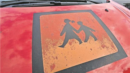 Mit Kleinbussen werden Schülerinnen und Schüler mit Behinderung in der Stadt Bremerhaven zu ihren Schulen gefahren. Für Schüler im Förderbereich Wahrnehmung und Entwicklung - also mit geistiger Behinderung - soll dieser Fahrdienst Ende des Schuljahres 2025/2026 eingestellt werden.
