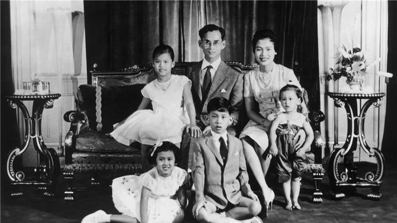 Königin der Herzen: Thailand trauert um Sirikit Mit König Bhumibol hatte Sirikit vier Kinder. (Archivbild)