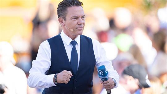 Mit Krawatte und Lederhosen begrüßte Stefan Mross zahlreiche Freunde und Wegbegleiter in der Show.