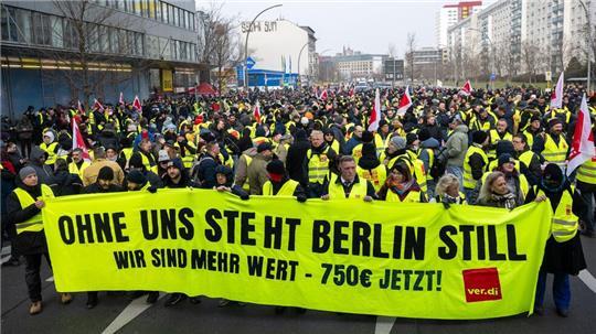 Mit Kundgebungen und Warnstreiks erhöht die Gewerkschaft den Druck auf die Arbeitgeber. (Archivbild)