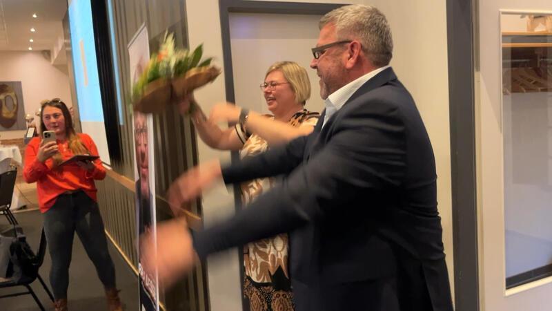 Erleichterter Wahlsieger in Buxtehude – doch jetzt wird es kompliziert Mit La Ola feiern Dessel und seine Anhänger bei der Ankunft in Höft's Markthaus.