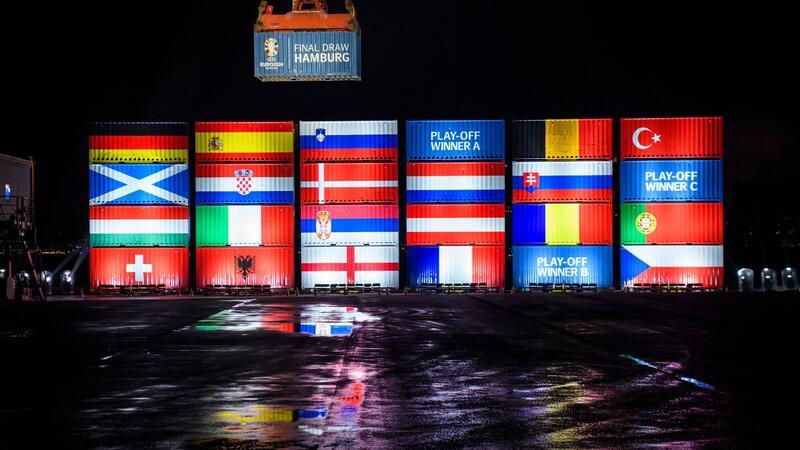 Container-Installation zu EM in Hamburg noch länger zu sehen Mit Landesflaggen beklebte Container stehen der EM-Auslosung entsprechend gestapelt im O’Swaldkai im Hamburger Hafen.