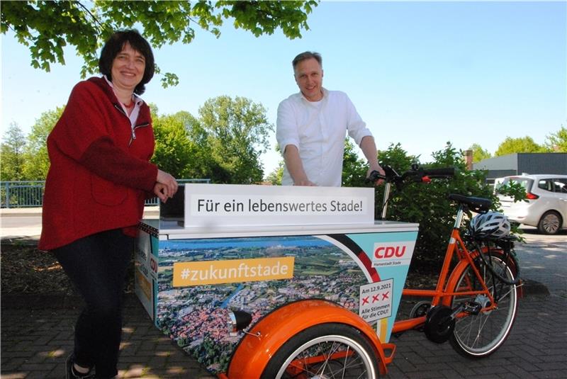 Mit Lastenrad auf CDU-Wahlkampf-Tour: Kristina Kilian-Klinge und Felix Kruse. Foto: Stief