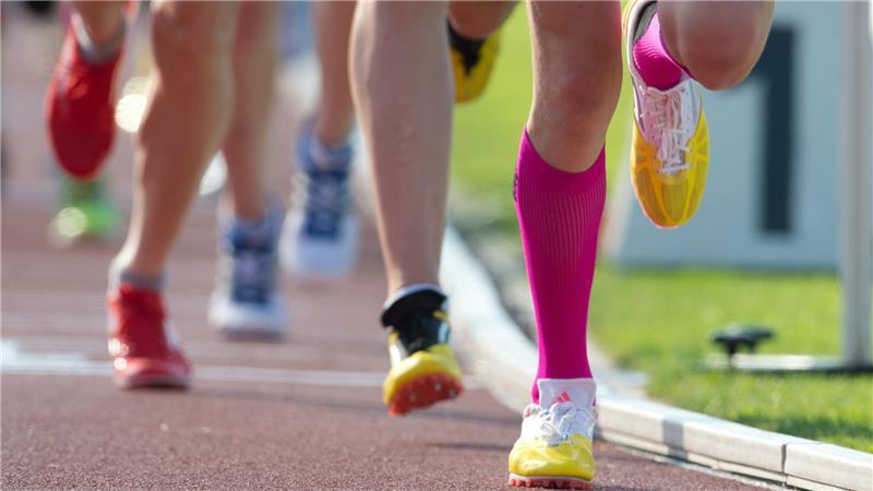 Mit Laufkompressionsstrümpfen können Jogger Muskelkrämpfen vorbeugen. 