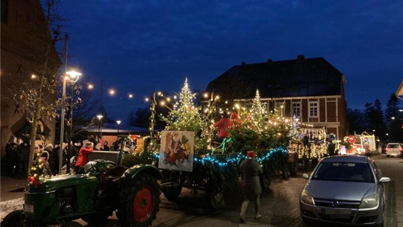 Lichterfahrten: Die nächsten Termine stehen fest Mit Lichtern geschmückte Wagen bei der Drochterser Weihnachts-Treckertour 2022.