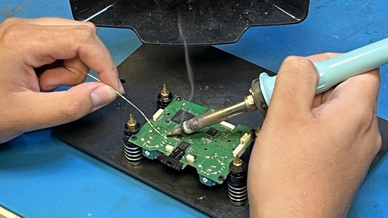 Wie ein Horneburger Spielekonsolen vor der Tonne rettet Mit Lötkolben und Feinwerkzeug repariert Lukas Poschnar Spielekonsolen und Zubehör in seiner Horneburger Werkstatt.