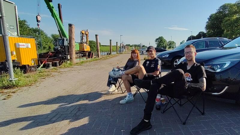 Mit Luca-Julian Drews, Mika Fynn Techert und Emily Sobschinski sitzt die nächste Generation an der Kaimauer, um aufs Wasser zu schauen.