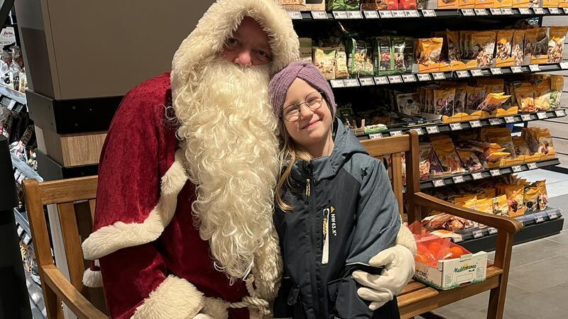 „Manche schlagen mir die Tür vor der Nase zu“: Was Klaus von Rönne als Weihnachtsmann erlebt hat Mit Mandarinen und Schokolade hat der Weihnachtsmann der kleinen Lara eine Freude zum Nikolaustag gemacht.